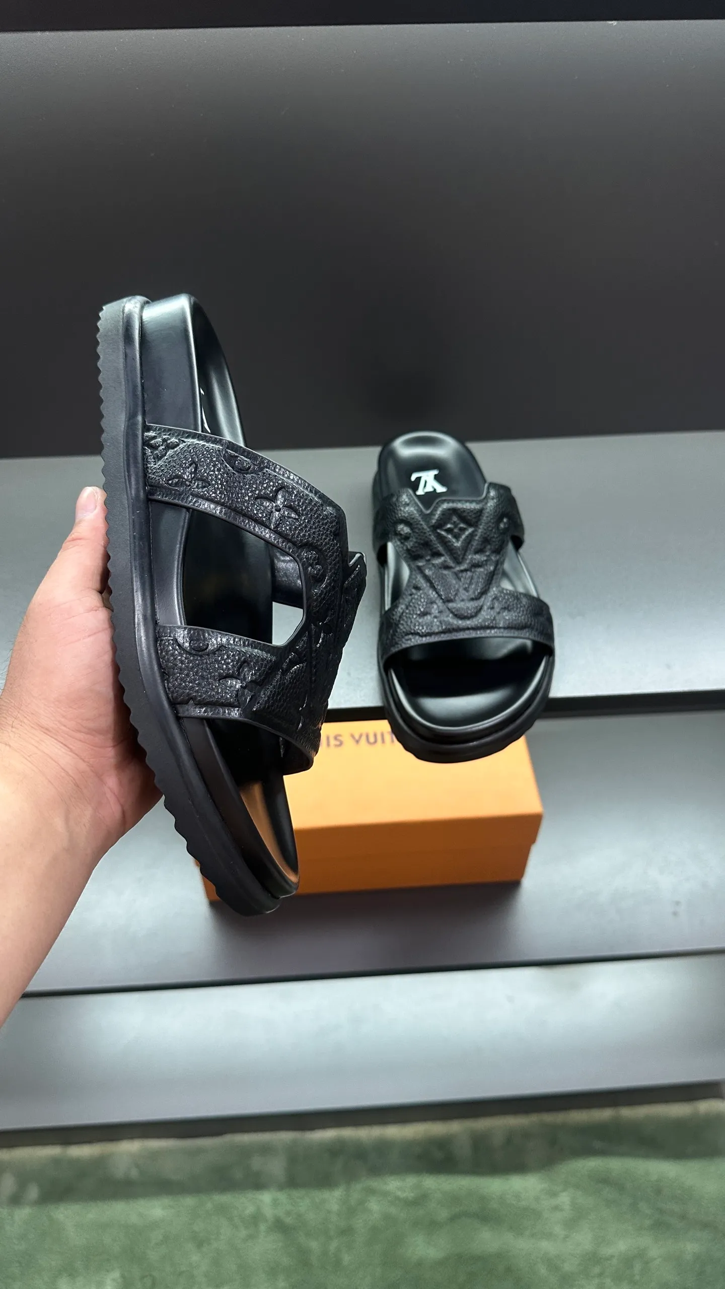 P320 🔍LV Men's Spring and Summer Slippers Counter Synchronization. The uppers are imported cowhide fabric from Italy, with logo graphics and high-quality craftsmanship. The soles are: original soles specially provided by the original factory. The exclusive movable molded soles are super comfortable. The original factory follows the order. 🔍🔍High quality. You can enter and leave the counter at will. Welcome to compare. Code number 38-45 No. 058